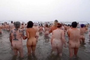 数百人の男女が楽しそうに全裸寒中水泳するイベント【Skinny Dip】