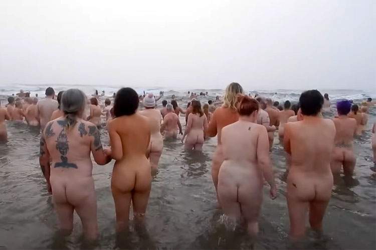 数百人の男女が楽しそうに全裸寒中水泳するイベント【Skinny Dip】