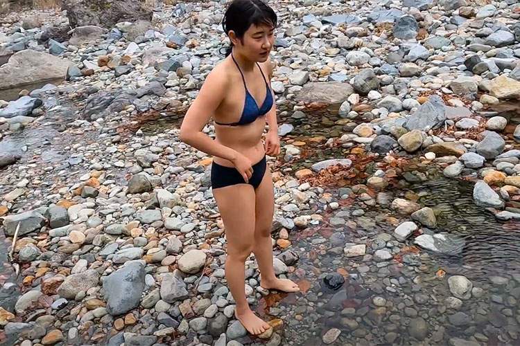 体型が生々しくてエロい！長野県の野湯「切明温泉」に温泉を掘りに行く女性Youtuber【もえぴー。】