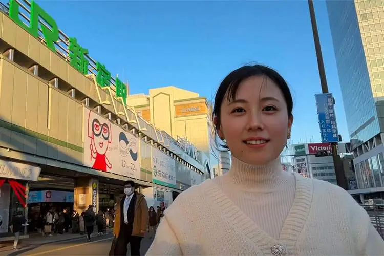 「ここまで着込めばバレないでしょ」厚着して新宿駅前をノーブラ散歩する女性Youtuber【ことみんちゃんねる】