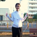 夕方の公園にてノーブラ縄跳びを行う人妻Youtuber【ひとみ】