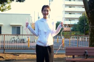 夕方の公園にてノーブラ縄跳びを行う人妻Youtuber【ひとみ】