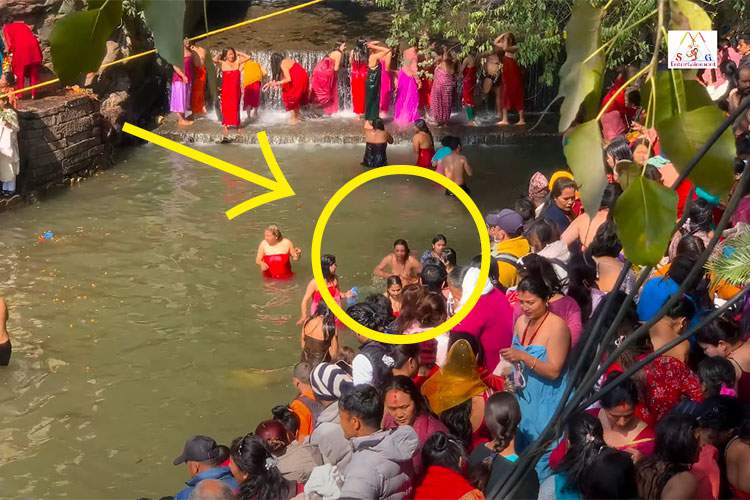 【ポロリもあるよ】ネパールにて沐浴する女性達を4K高画質で撮影した動画