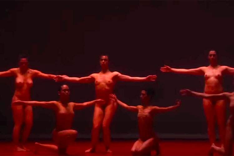 全裸で踊る男女達が多数登場する舞台の様子