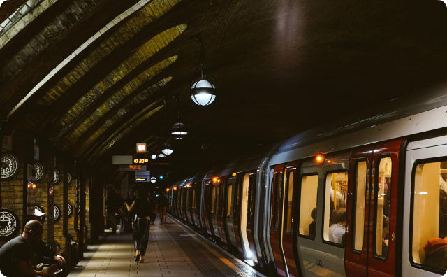 【※ケンカ】 東京の地下鉄でリアルファイト勃発！若者が中年を一方的に殴り続け・・・