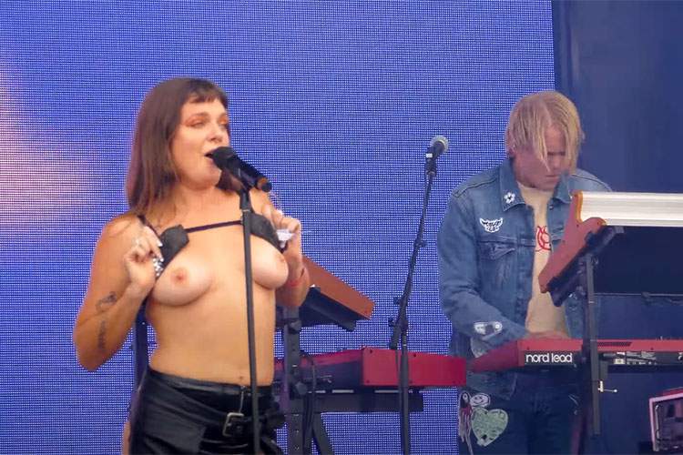 【いきなり乳見せ】ライブ中におっぱい見せてくれるスウェーデンの歌手Tove Lo(トーヴ・ロー)さん