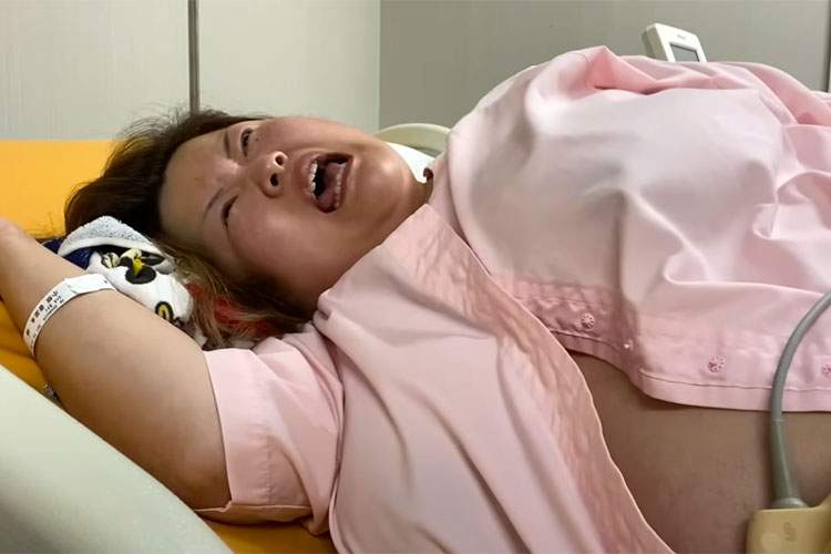 【出産ドキュメント】陣痛の痛みに絶叫する初産の妊婦さん【ヨメポンポン】