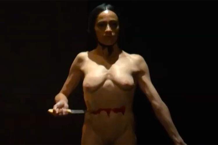 【閲覧微注意】全裸で舞台の上で切腹する女性