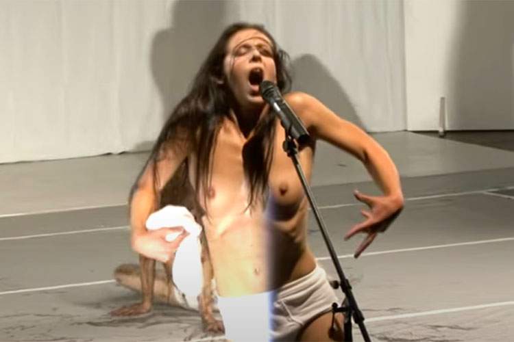 【芸術】複数のおっぱい丸出し女性が登場する寸劇的なパフォーマンス（デブ女は脱がない）