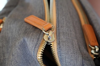 【警告】 ADHDさん、バッグ持ってると『これ』絶対やる