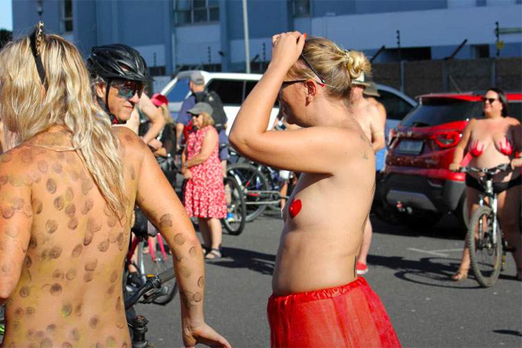 【WNBR2025】南アフリカのケープタウンで開催された全裸自転車イベントの様子1