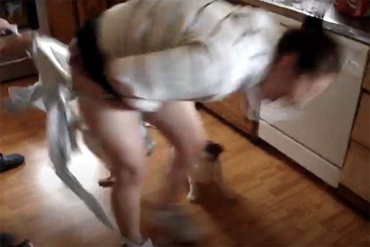 14年前にYoutubeに投稿された、スカート引っ張って破いてパンツ丸出しにする動画
