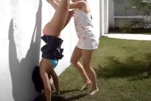 16年前にYoutubeに投稿されていた、逆立ちパンツ丸出しハプニング動画
