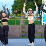 【ダンス動画】「大丈夫？」って思わず言いたくなる大胆な恰好で踊る若い女の子達