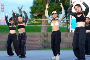【ダンス動画】「大丈夫？」って思わず言いたくなる大胆な恰好で踊る若い女の子達