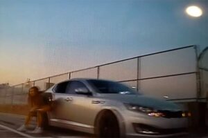 【悲報】高速道路の路肩でションベンしてた女性、撮られて晒されてしまう....（動画有）