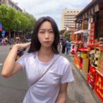 【異様眼光】台湾？の繁華街をノーブラ白Tシャツ姿で散歩するYoutuber