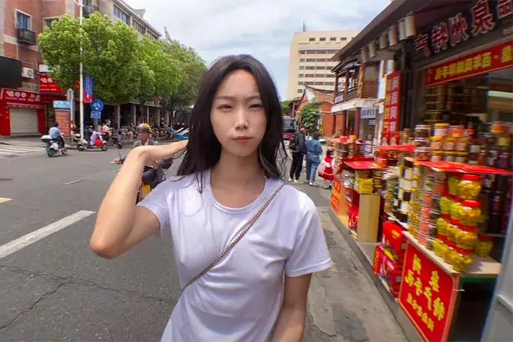 【異様眼光】台湾？の繁華街をノーブラ白Tシャツ姿で散歩するYoutuber