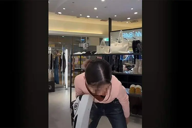 【胸チラ】アパレル店員さん達のライブ配信切り抜きを大量にまとめてるYotubeチャンネル