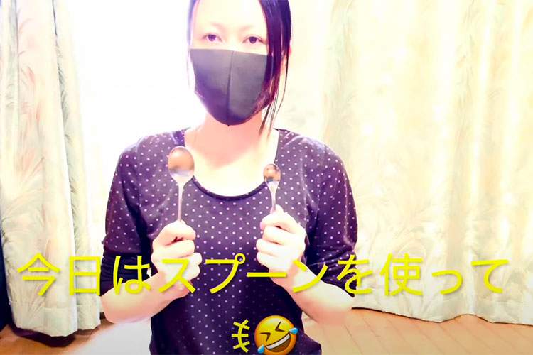 スプーンを使って乳首が隠せるのかを検証するYoutuber【現役秘書--ユウの日常】2