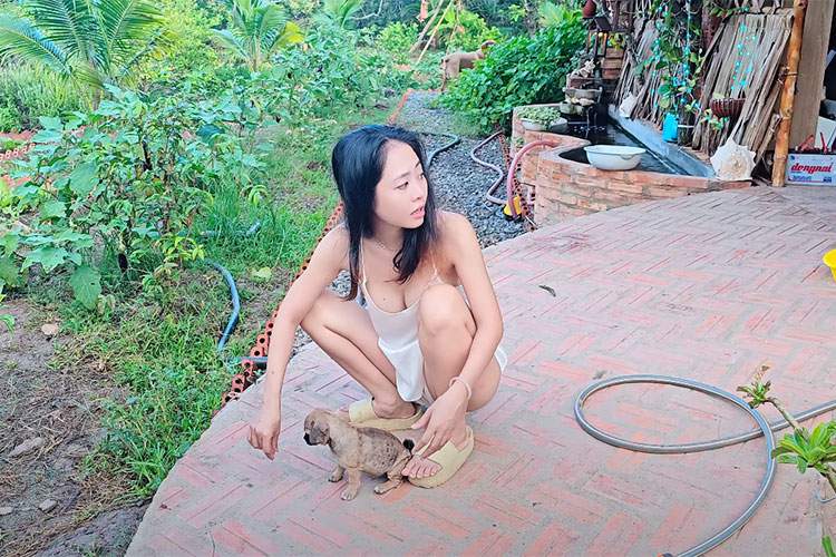 【乳首チラ有】ノーブラで（雑に）犬と戯れるベトナムの女性
