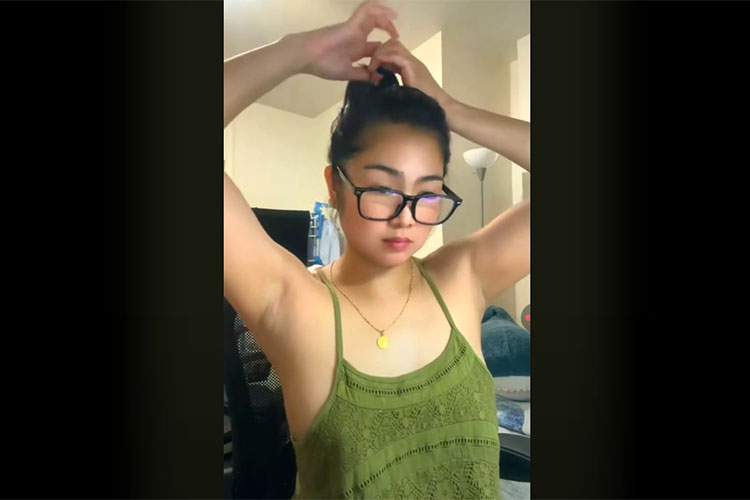 ノーブラキャミソール姿で配信する女の子の切り抜き動画