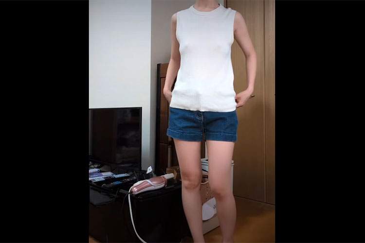 ノーブラ白トップス姿で乳首アピールする熟女Youtuber【すっぴんメガネのみなみちゃん🤓】