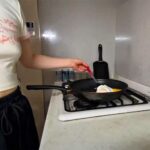 ノーブラ白Ｔシャツ姿で目玉焼きを作る料理動画を投稿した女性Youtuber【 ゆのん【OLの日常】】
