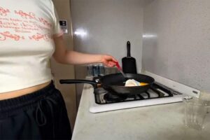 ノーブラ白Ｔシャツ姿で目玉焼きを作る料理動画を投稿した女性Youtuber【 ゆのん【OLの日常】】