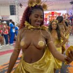 乳首のみ隠した露出激しい衣装で踊る本場のサンバダンサーの方々