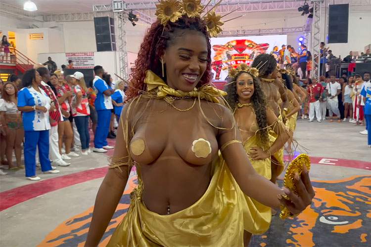 乳首のみ隠した露出激しい衣装で踊る本場のサンバダンサーの方々