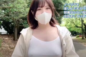 代々木公園をノーブラ散歩するYoutuber【ノーブラ人妻さやか】