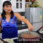 場末の中国マッサージ屋に居そうな風貌の熟女によるノーブラクッキング動画