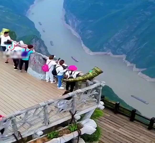 【衝撃映像】 中国の展望台（500m）、突然崩壊しめちゃくちゃ人が死んでいく・・・