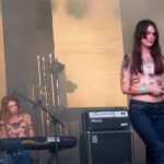 【ShitKid】トップレス姿でライブを行う女性２人組ユニット