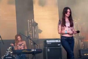 【ShitKid】トップレス姿でライブを行う女性２人組ユニット