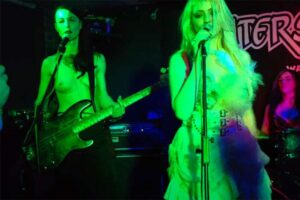 【The Courtesans】当たり前のようにおっぱい丸出しな刈り上げベーシスト女子