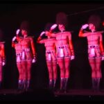 【芸術】おっぱい丸出しで近衛兵の帽子を被った女性達によるパフォーマンス