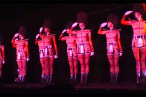 【芸術】おっぱい丸出しで近衛兵の帽子を被った女性達によるパフォーマンス