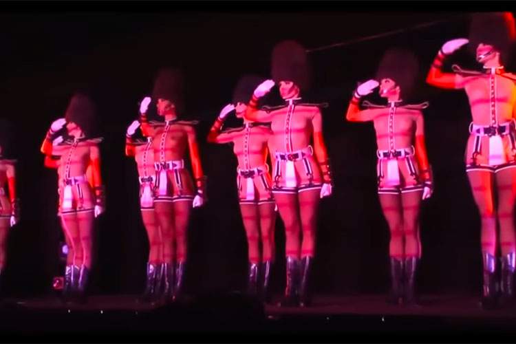 【芸術】おっぱい丸出しで近衛兵の帽子を被った女性達によるパフォーマンス