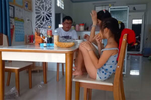 【闇深】一見ただ家族が食事している様子を撮影しただけの微笑ましいファミリー系Youtubeチャンネル...だが【Chín Trầu Lam Sơn】