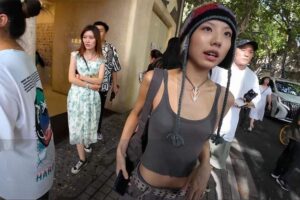 【驚異の557万再生】「ノーブラじゃん！」カメラマンによる若い女の子のストリートスナップ