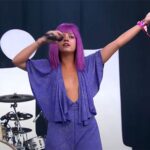 おっぱいポロンしそうな衣装で熱唱する女性【Lily Allen】