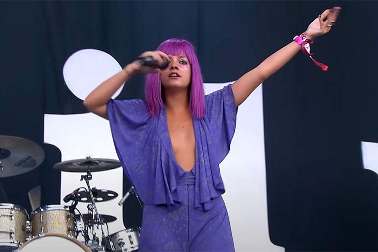 おっぱいポロンしそうな衣装で熱唱する女性【Lily Allen】