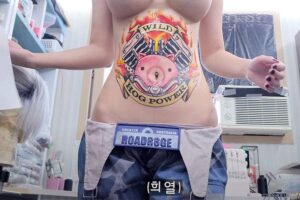 お腹にでっけえタトゥーシールを貼るパッツンパッツンおっぱいのコスプレイヤー