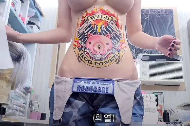 お腹にでっけえタトゥーシールを貼るパッツンパッツンおっぱいのコスプレイヤー