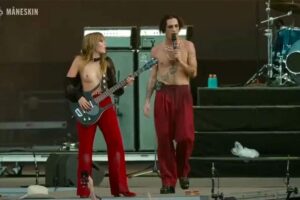 チャンネル登録者数551万人の人気バンド「Måneskin」の女性メンバー、ライブ中ステージの上でおっぱい丸出しにｗｗｗ