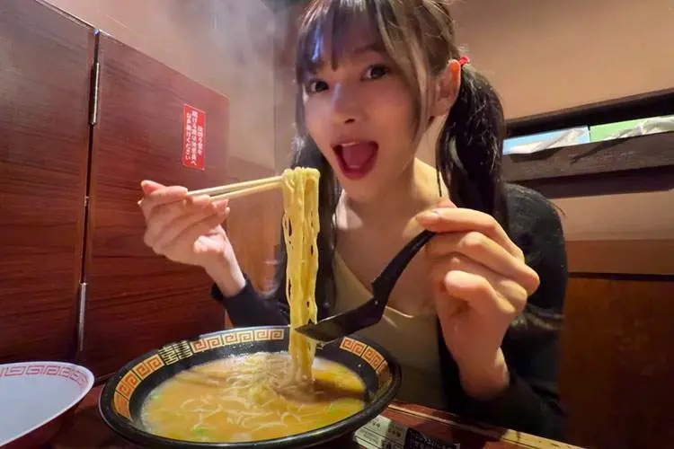 ノーブラで「一蘭の替玉何個食べられるか？」に挑戦するエロ系Youtuber【アミアミちゃんねる】