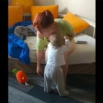 ノーブラノーパンだるんだるんTシャツ姿で子供と戯れるオカアサンYoutuber