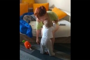 ノーブラノーパンだるんだるんTシャツ姿で子供と戯れるオカアサンYoutuber